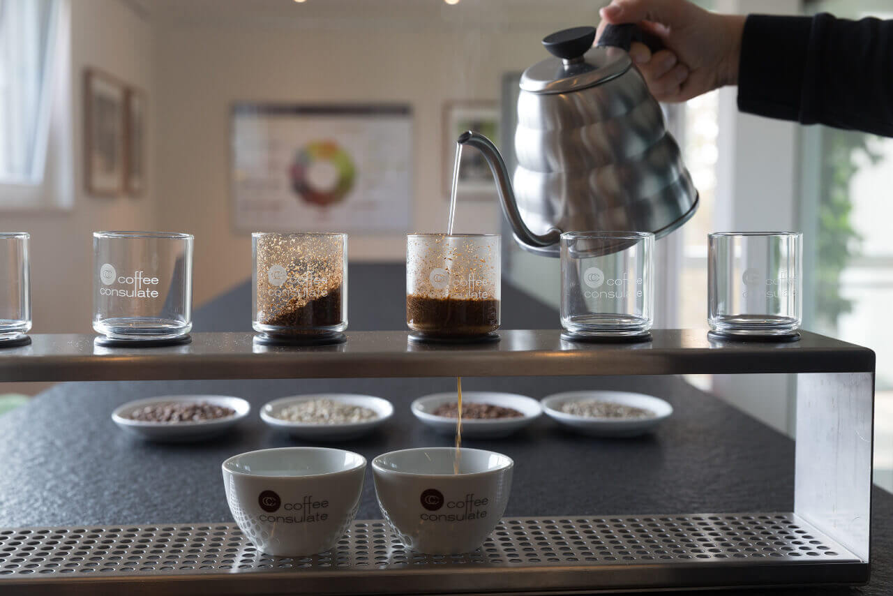 Brewing Station mit sechs RS-16 Glasfiltern bestückt. Zwei Filter enthalten kaffeepulver und werden aufgegossen.