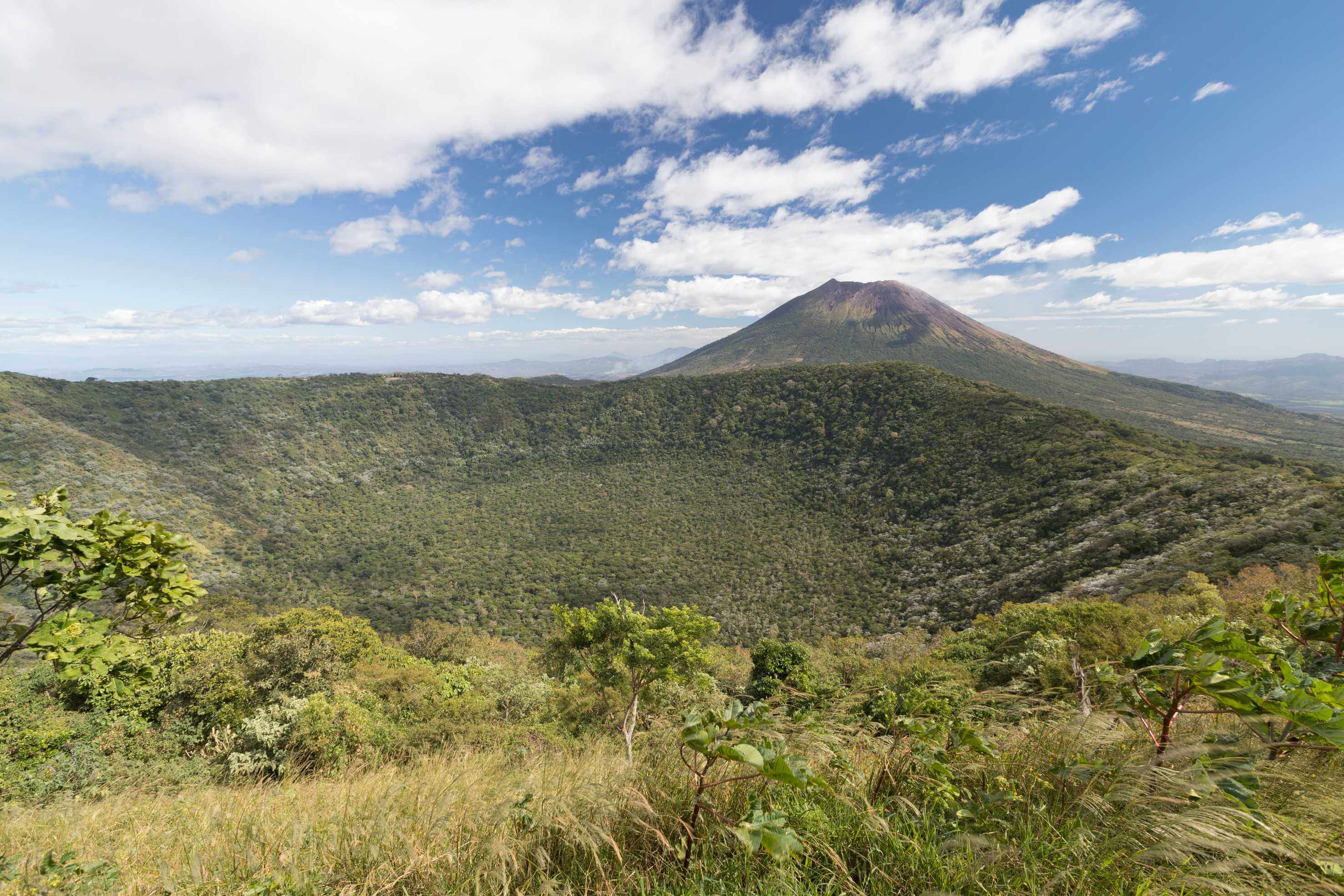 Krater des Vulkans Chinameca im Vordergrund und der Vulkan von San Miguel im Hintergrund.