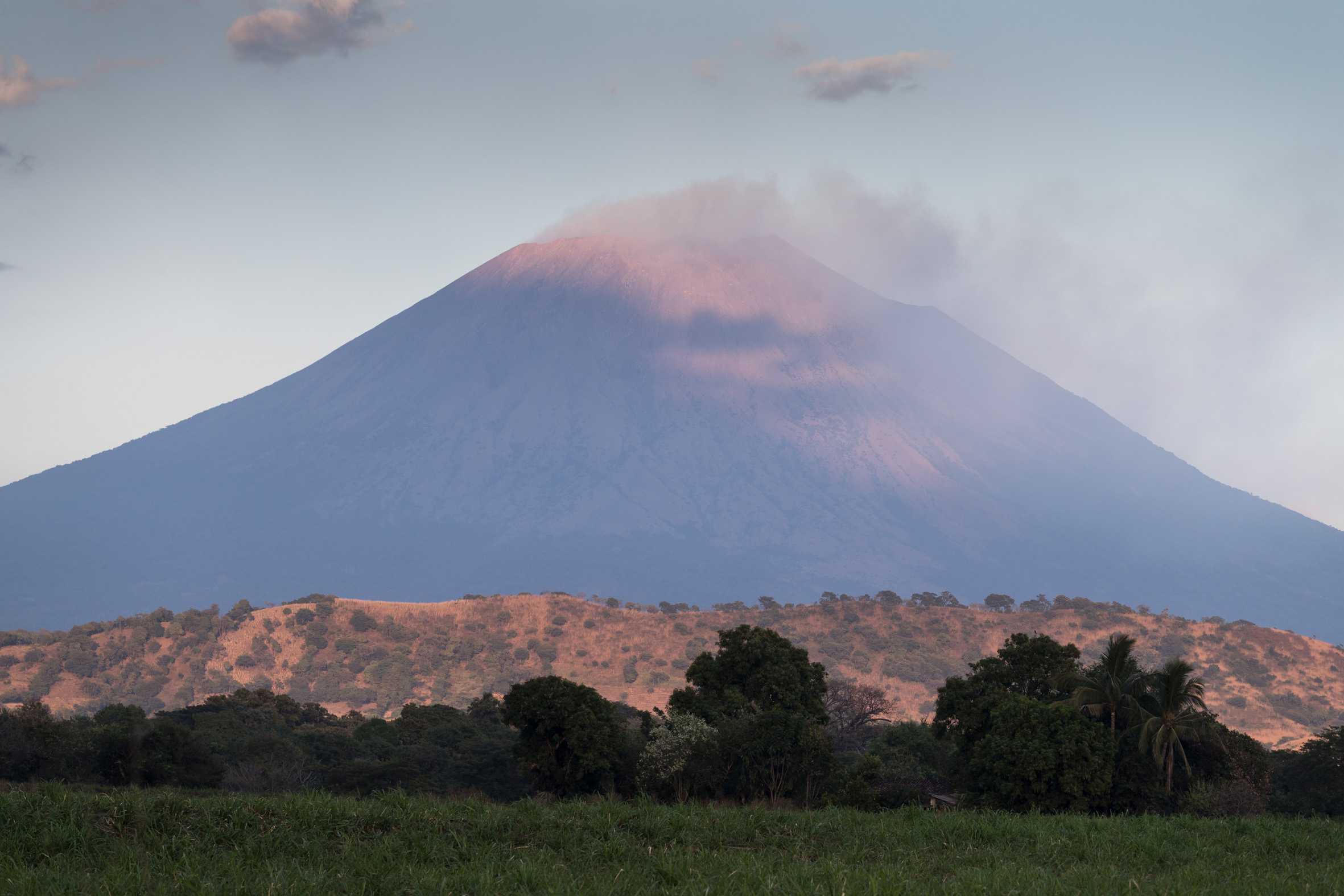 Vulkan Chinameca und Vulkan von San Miguel in El Salvador.